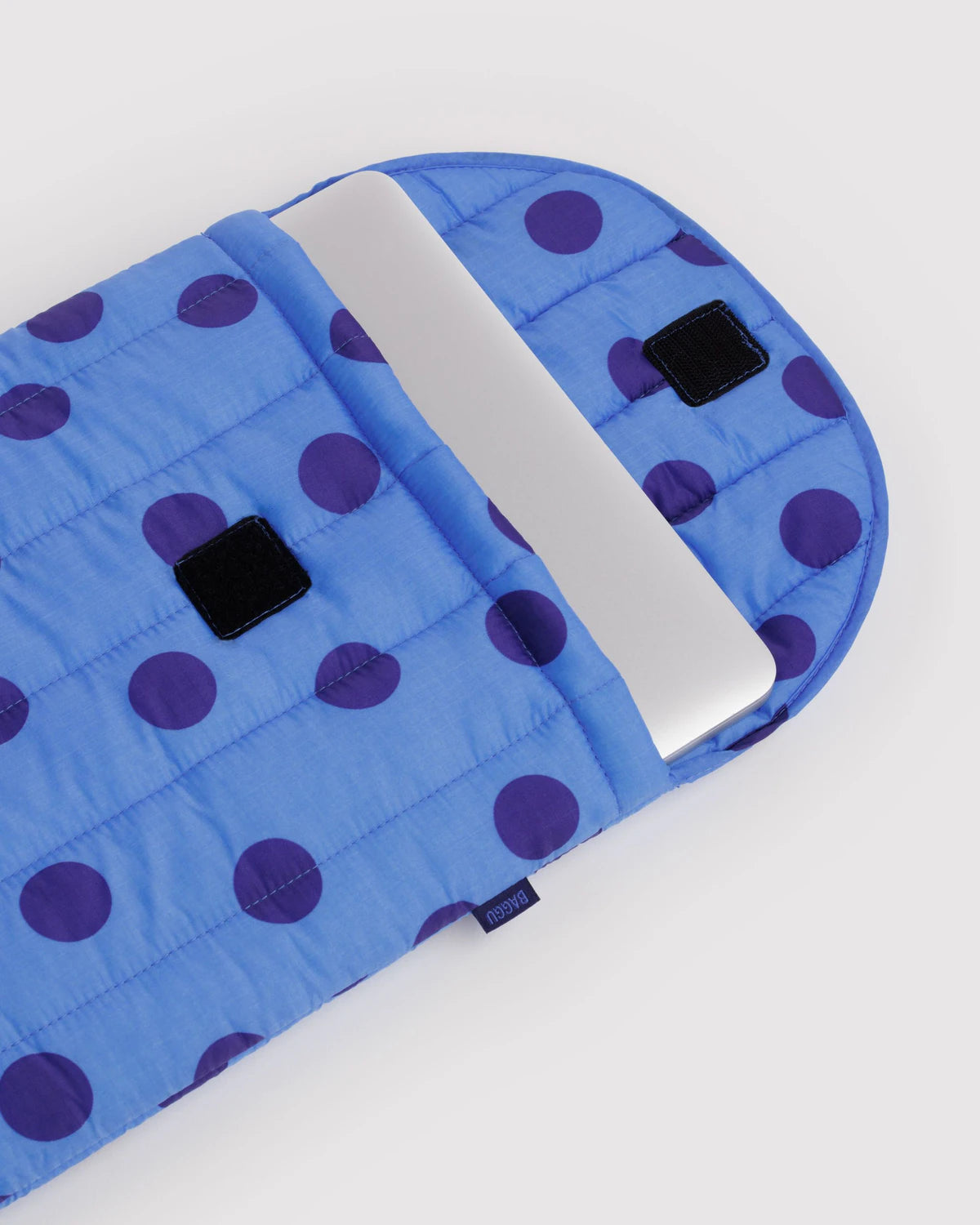 BAGGU -Puffy Laptop Sleeve 16" - Blue Polka Dot