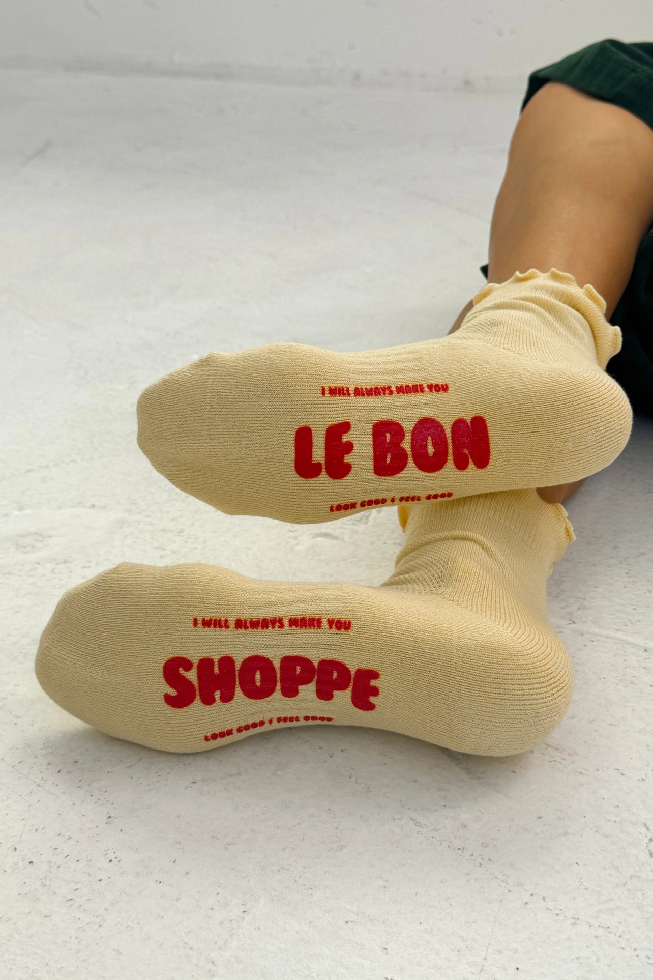 LE BON SHOPPE - Ruffled Hugger Crew Socks - Banana Cream / Red