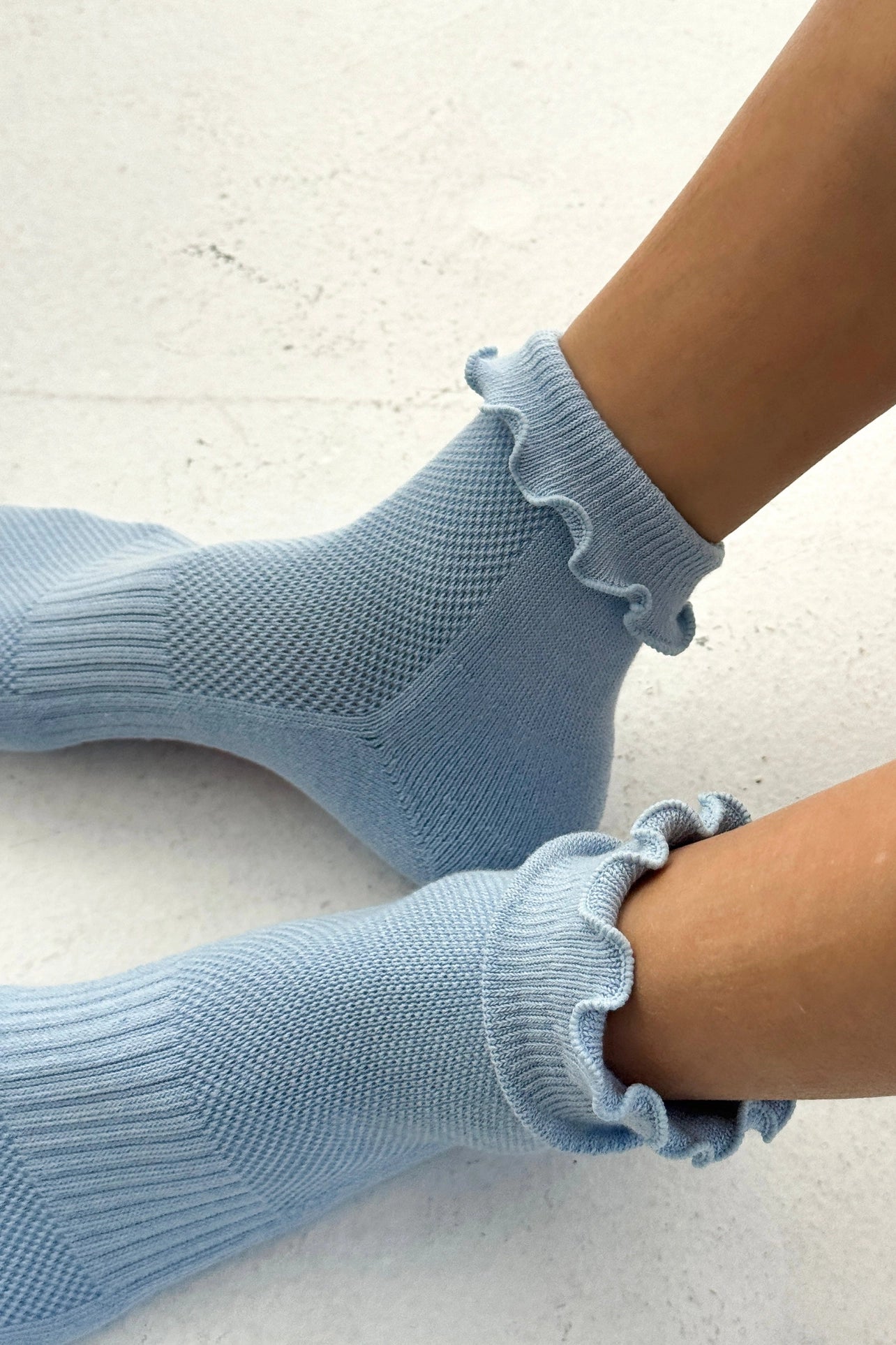 LE BON SHOPPE - Ruffled Hugger Crew Socks - Periwinkle / Red