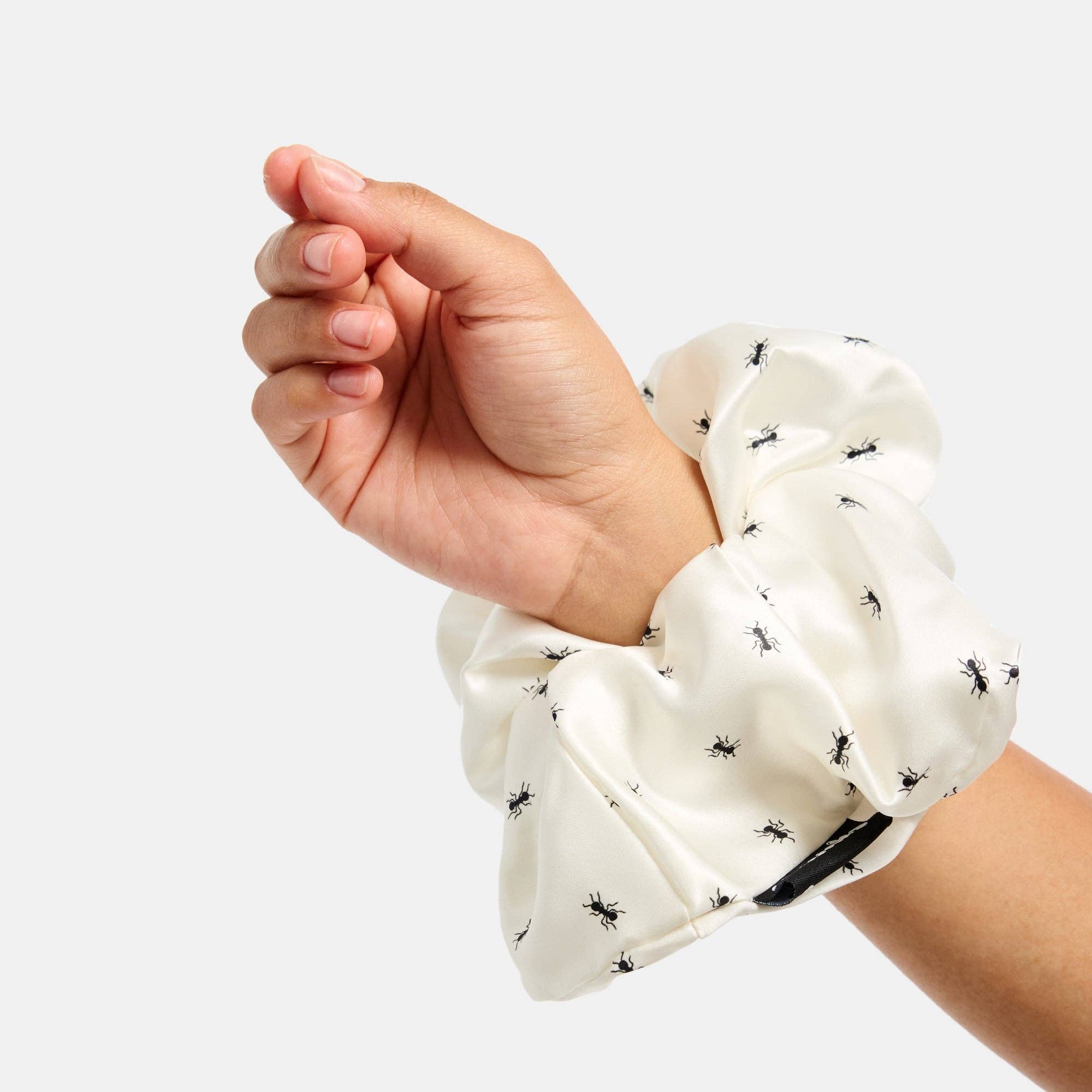 CHUNKS - Silk Scrunchie in Large Ants