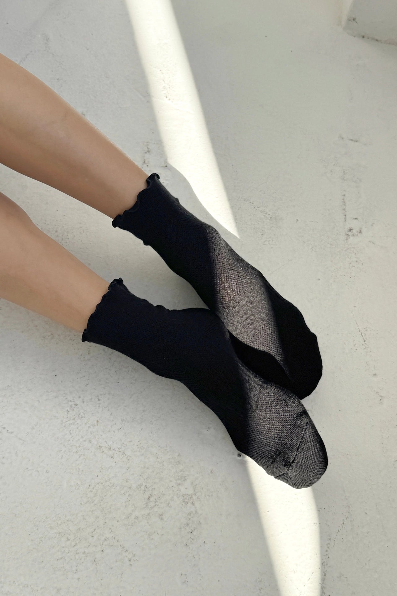 LE BON SHOPPE - Ruffled Hugger Crew Socks - Black / Black